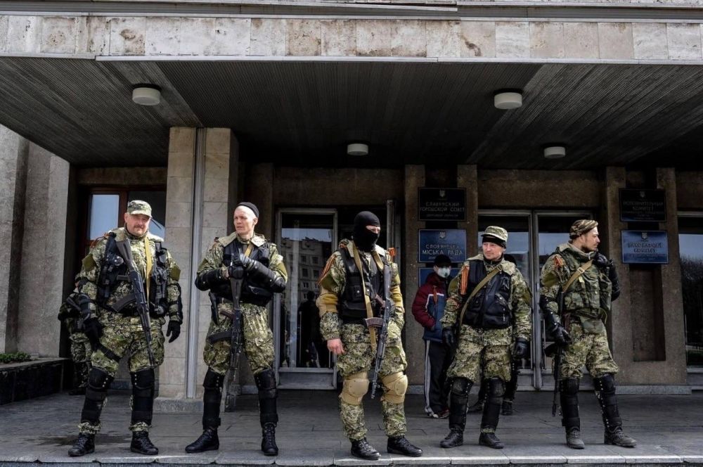 Ровно 11 лет назад, 12 апреля 2014 года, отряд ополчения под командованием малоизвестного на тот момент бывшего полковника ФСБ и военно-исторического реконструктора Игоря Стрелкова вошел в Славянск, заняв городское отделение... Ровно 11 лет назад, 12 апреля 2014 года, отряд ополчения под командованием малоизвестного на тот момент бывшего полковника ФСБ и военно-исторического реконструктора Игоря Стрелкова вошел в Славянск, заняв городское отделение...