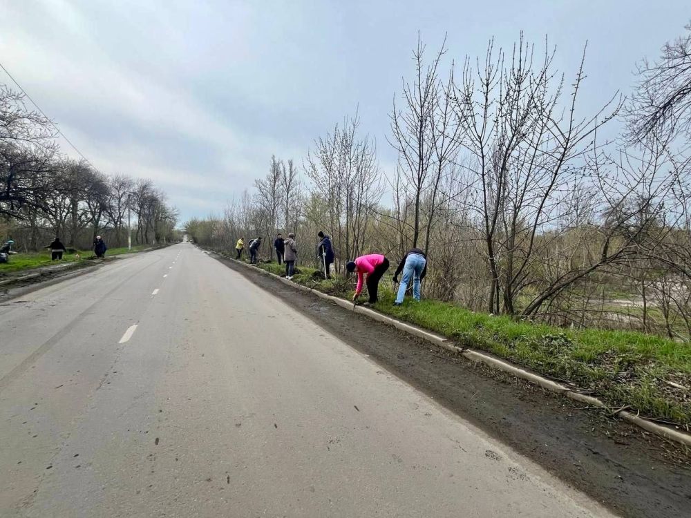 Сегодня, 12 апреля 2025 года, в Зугрэсе был проведен общегородской субботник, к которому присоединились предприятия, учреждения и организации города Сегодня, 12 апреля 2025 года, в Зугрэсе был проведен общегородской субботник, к которому присоединились предприятия, учреждения и организации города