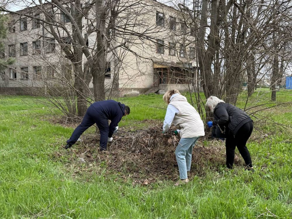 Субботник в Иловайске. Сегодня, 12 апреля, администрация городского округа Иловайск совместно с волонтерами «Дома Народного Единства» Нижегородской области приняли участие в городском субботнике в рамках двухмесячника по... Субботник в Иловайске. Сегодня, 12 апреля, администрация городского округа Иловайск совместно с волонтерами «Дома Народного Единства» Нижегородской области приняли участие в городском субботнике в рамках двухмесячника по...