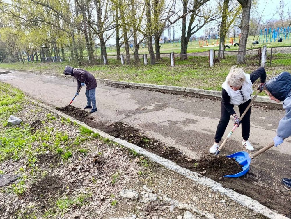 Работники Зугрэсской средней школы № 17, сегодня, высадили кусты роз на прилегающей территории и возле Памятного знака на Аллее Энергетиков Работники Зугрэсской средней школы № 17, сегодня, высадили кусты роз на прилегающей территории и возле Памятного знака на Аллее Энергетиков