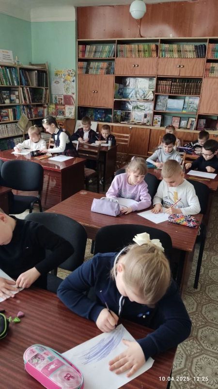 В школьной библиотеке ГБОУ «Светлодарская школа №11», в честь празднования Дня космонавтики, прошла литературная выставка, посвящённая космосу и знаменательной дате первого полёта человека в космос В школьной библиотеке ГБОУ «Светлодарская школа №11», в честь празднования Дня космонавтики, прошла литературная выставка, посвящённая космосу и знаменательной дате первого полёта человека в космос