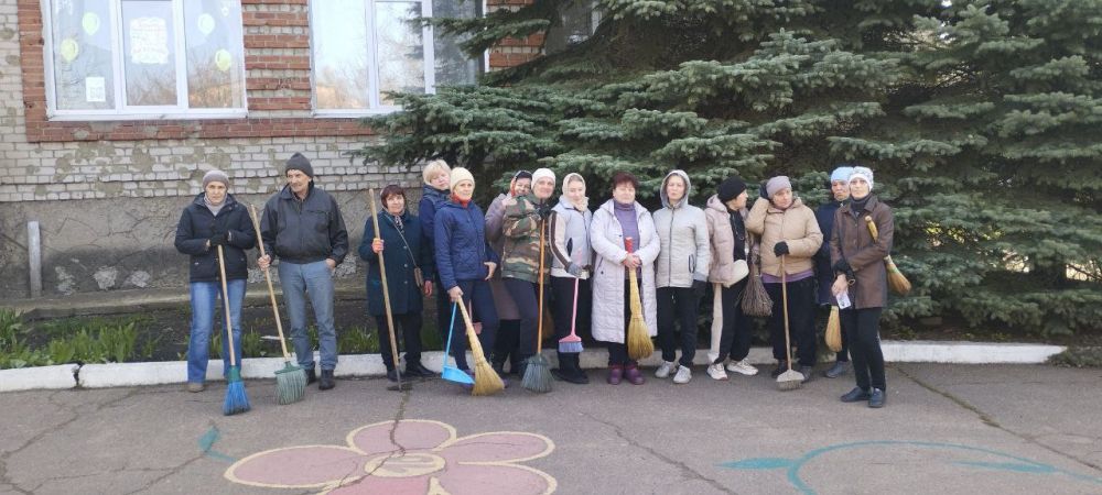 Сотрудники сферы образования на общегородском субботнике Сотрудники сферы образования на общегородском субботнике