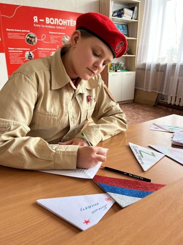 Письма Zащитникам. Юнармейцы отряда ВПК «Пламя» местного отделения городского округа Харцызска СШ №4, ученицы из 8-А класса Мокровуз Виктория и Муляр Анастасия принимают участие в акции «Письмо солдату» Письма Zащитникам. Юнармейцы отряда ВПК «Пламя» местного отделения городского округа Харцызска СШ №4, ученицы из 8-А класса Мокровуз Виктория и Муляр Анастасия принимают участие в акции «Письмо солдату»