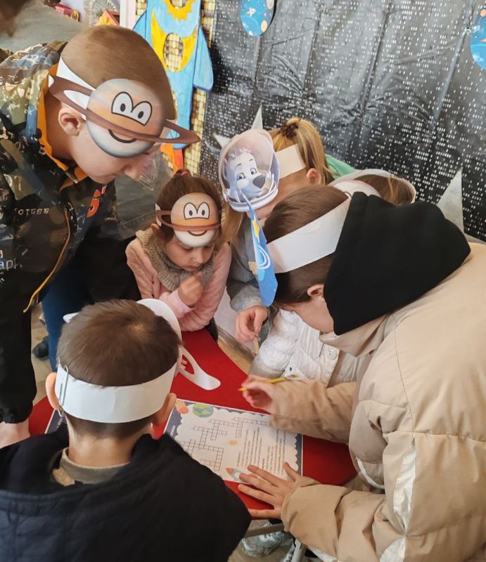 Ко Дню космонавтики в Доме культуры поселка Степное была проведена познавательно-игровая программа «Остров космических сокровищ» Ко Дню космонавтики в Доме культуры поселка Степное была проведена познавательно-игровая программа «Остров космических сокровищ»