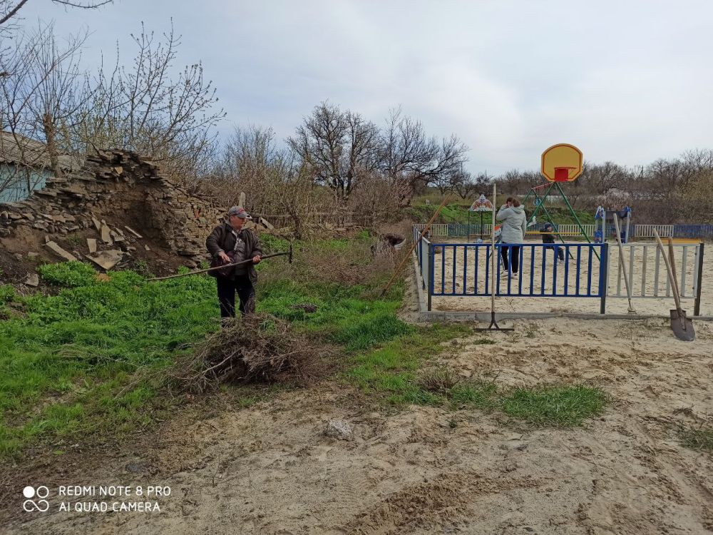 Виктория Жукова: В Троицко-Харцызске жители объединились, чтобы сделать свой поселок еще красивее! Сегодня прошел субботник, главным результатом которого стало появление новой, яркой клумбы Виктория Жукова: В Троицко-Харцызске жители объединились, чтобы сделать свой поселок еще красивее! Сегодня прошел субботник, главным результатом которого стало появление новой, яркой клумбы