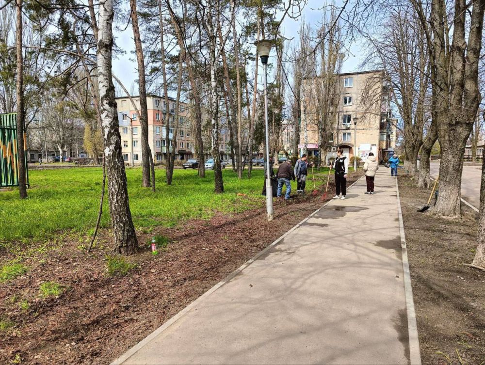 Виктория Жукова: Дружный спортивный коллектив навел порядок на спортивной площадке и ее окрестностях по адресу: пер Виктория Жукова: Дружный спортивный коллектив навел порядок на спортивной площадке и ее окрестностях по адресу: пер