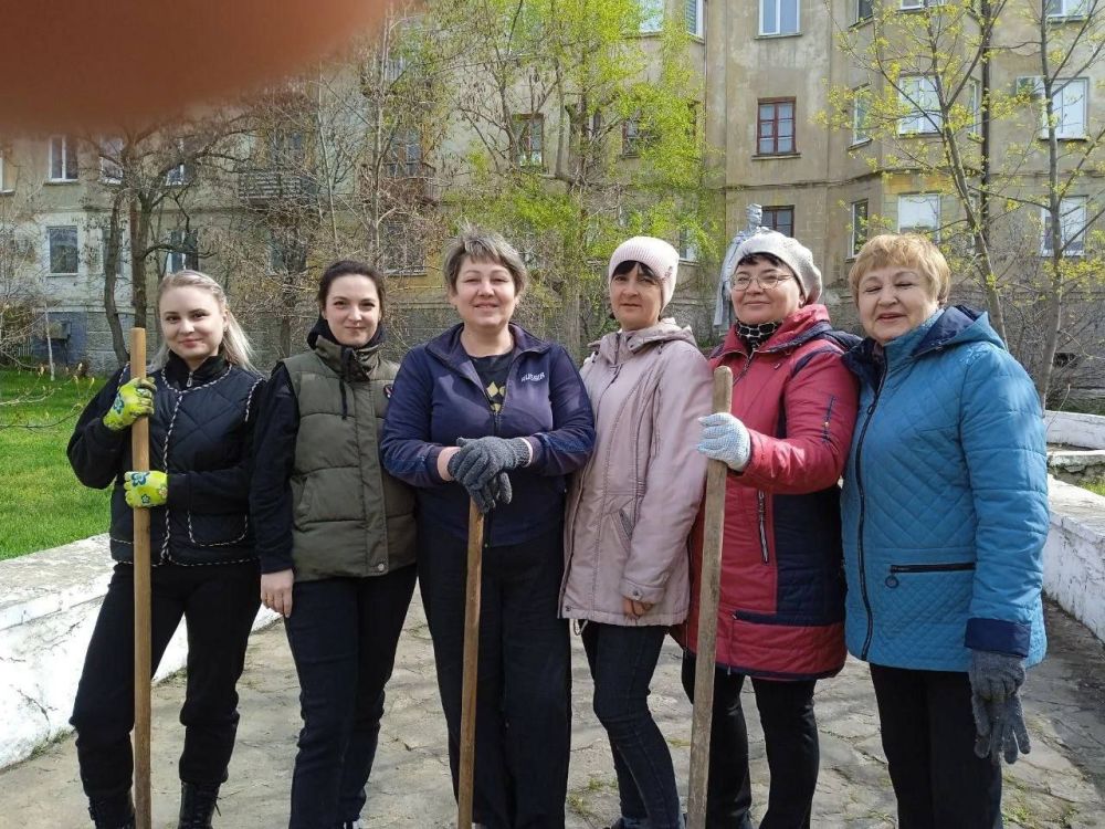 Виктория Жукова: Сегодня, 12 апреля, преподаватели МБУ ДО "ЗДШИ" приняли участие в субботнике по благоустройству города Виктория Жукова: Сегодня, 12 апреля, преподаватели МБУ ДО "ЗДШИ" приняли участие в субботнике по благоустройству города