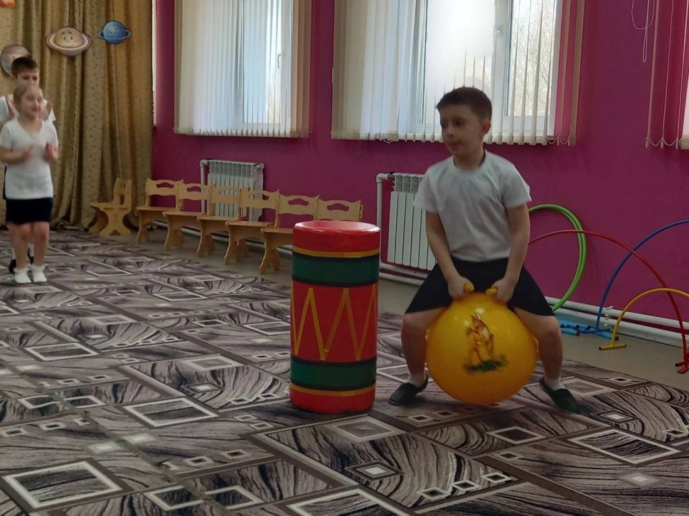 В Ялтинском детском саду «Красная шапочка», в преддверии дня Космонавтики подготовили для ребят старшей и подготовительной группы спортивное развлечение «Путешествие в открытый космос» В Ялтинском детском саду «Красная шапочка», в преддверии дня Космонавтики подготовили для ребят старшей и подготовительной группы спортивное развлечение «Путешествие в открытый космос»