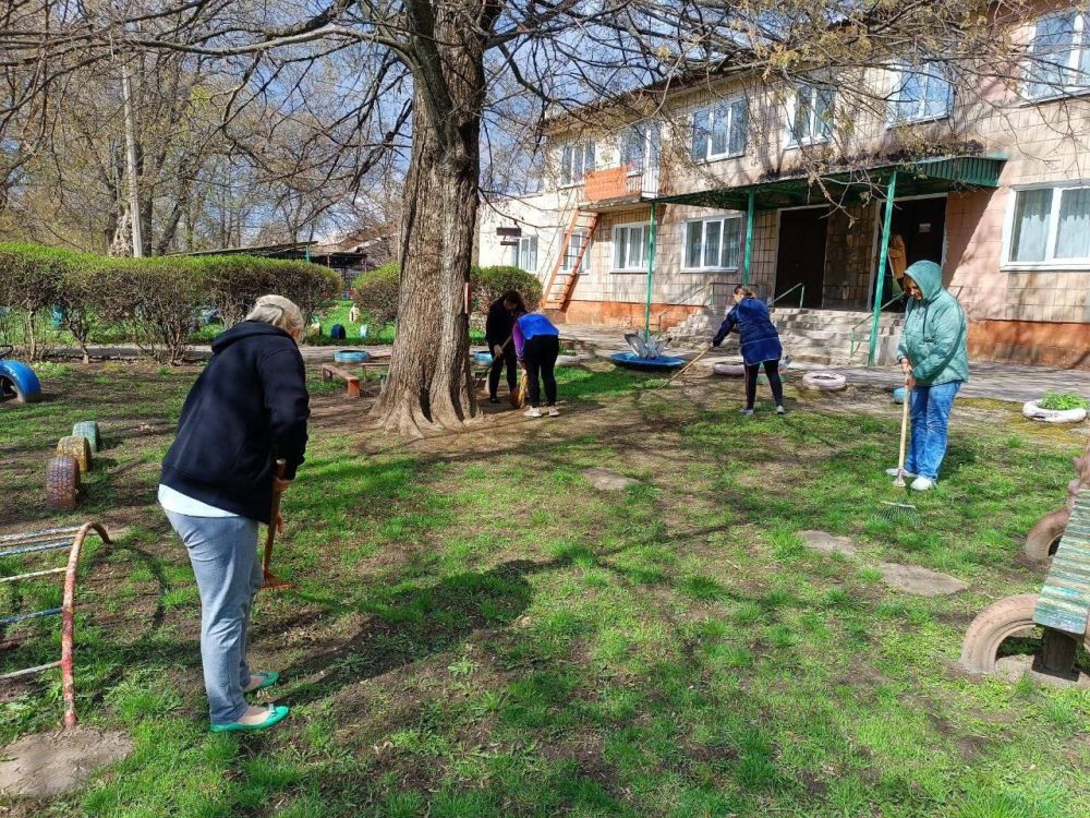 Сотрудники сферы образования на общегородском субботнике Сотрудники сферы образования на общегородском субботнике