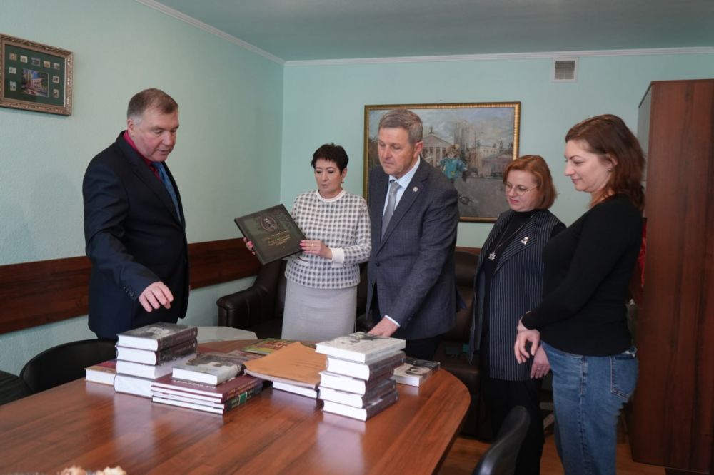Представитель министерства физической культуры и спорта Приморского края Юрий Грачев, прибыл в Республику с почетной миссией – передать копию Знамени Победы городам Торез и Донецк Представитель министерства физической культуры и спорта Приморского края Юрий Грачев, прибыл в Республику с почетной миссией – передать копию Знамени Победы городам Торез и Донецк