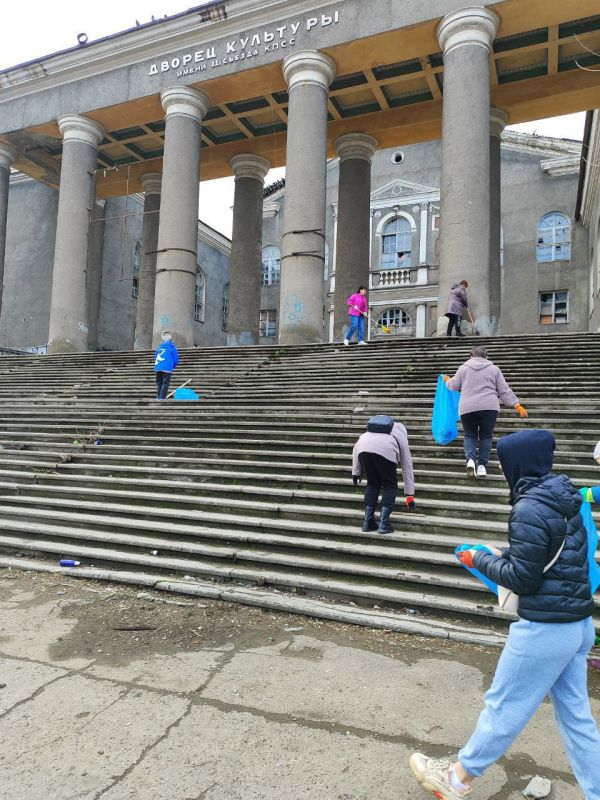 В Ленинском районе г. Донецка прошел очередной субботник, в котором приняли участие сотрудники Управы Ленинского внутригородского района Администрации городского округа Донецк, заместитель главы администрации городского... В Ленинском районе г. Донецка прошел очередной субботник, в котором приняли участие сотрудники Управы Ленинского внутригородского района Администрации городского округа Донецк, заместитель главы администрации городского...
