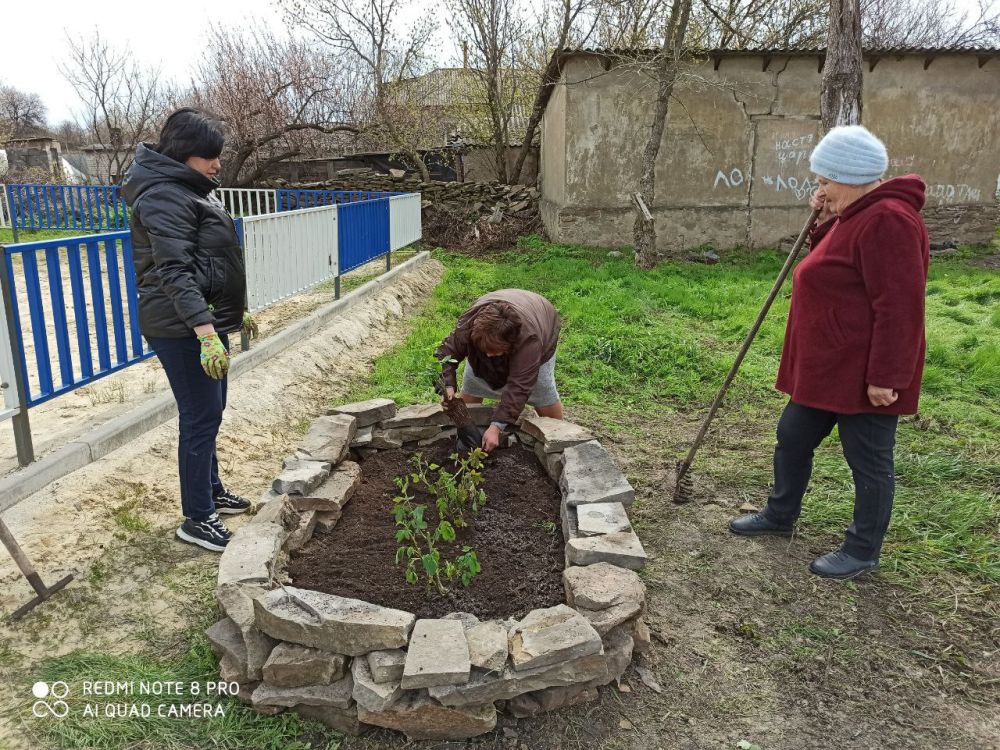 Виктория Жукова: В Троицко-Харцызске жители объединились, чтобы сделать свой поселок еще красивее! Сегодня прошел субботник, главным результатом которого стало появление новой, яркой клумбы Виктория Жукова: В Троицко-Харцызске жители объединились, чтобы сделать свой поселок еще красивее! Сегодня прошел субботник, главным результатом которого стало появление новой, яркой клумбы