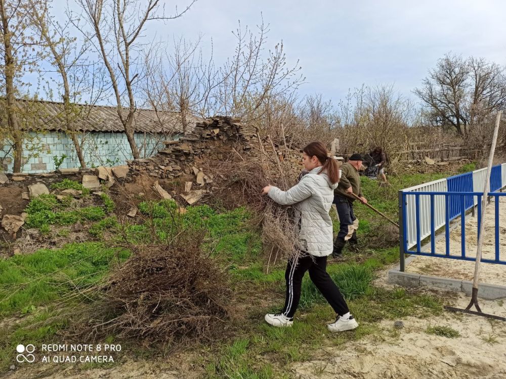 Виктория Жукова: В Троицко-Харцызске жители объединились, чтобы сделать свой поселок еще красивее! Сегодня прошел субботник, главным результатом которого стало появление новой, яркой клумбы Виктория Жукова: В Троицко-Харцызске жители объединились, чтобы сделать свой поселок еще красивее! Сегодня прошел субботник, главным результатом которого стало появление новой, яркой клумбы