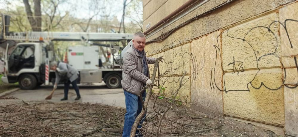 ПРОДОЛЖЕНИЕ СУББОТНИКА. Сегодня председатель Донецкого городского совета Юрий Атаманов организовал работы по коллективному обращению граждан в прилегающем квартале ПРОДОЛЖЕНИЕ СУББОТНИКА. Сегодня председатель Донецкого городского совета Юрий Атаманов организовал работы по коллективному обращению граждан в прилегающем квартале