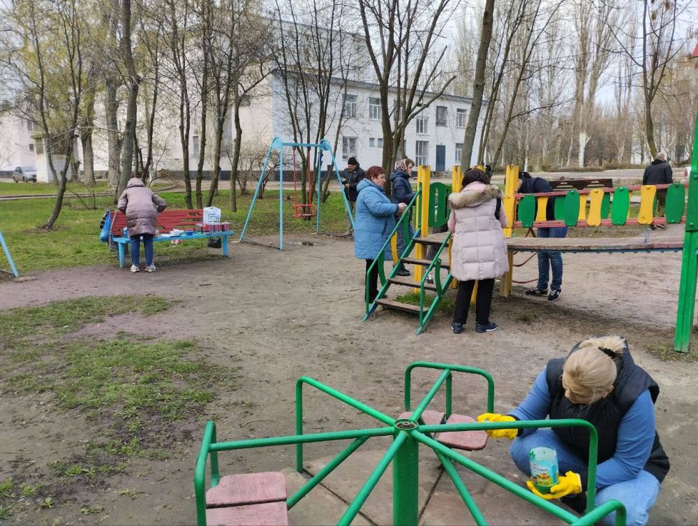 Елена Рязанцева: Сегодня на общегородском субботнике были выполнены работы по покраске детской игровой площадки рядом с Дворцом Культуры «Юбилейный» Елена Рязанцева: Сегодня на общегородском субботнике были выполнены работы по покраске детской игровой площадки рядом с Дворцом Культуры «Юбилейный»