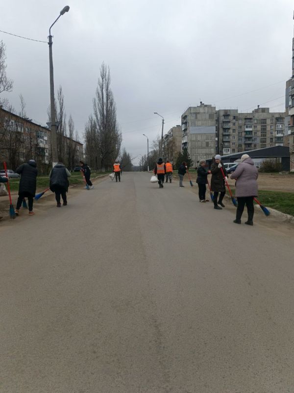 Сотрудники муниципальных унитарных предприятий на общегородском субботнике Сотрудники муниципальных унитарных предприятий на общегородском субботнике