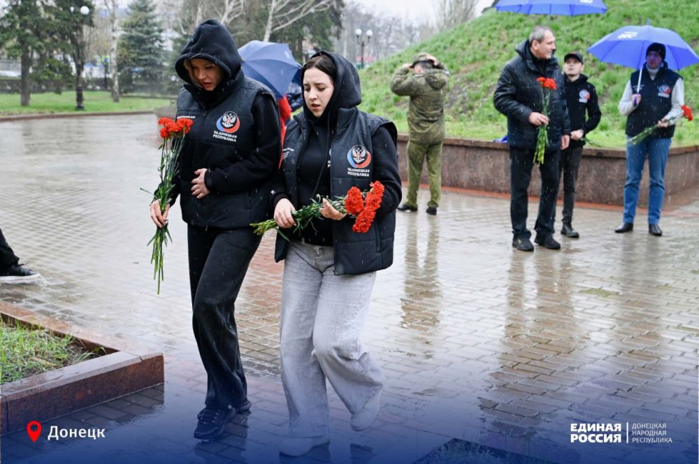 В Донецке почтили память узников нацистских лагерей В Донецке почтили память узников нацистских лагерей