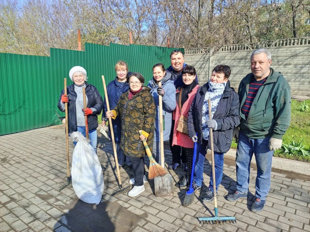 Сотрудники сферы образования на общегородском субботнике Сотрудники сферы образования на общегородском субботнике