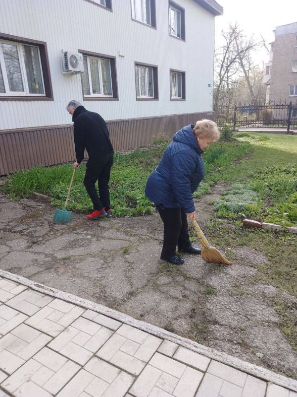 Сотрудники предприятий, учреждений образования и здравоохранения Ленинского района города Донецка, также не остались в стороне и вышли на субботник для наведения порядка и чистоты на прилегающей к учреждениям территории Сотрудники предприятий, учреждений образования и здравоохранения Ленинского района города Донецка, также не остались в стороне и вышли на субботник для наведения порядка и чистоты на прилегающей к учреждениям территории