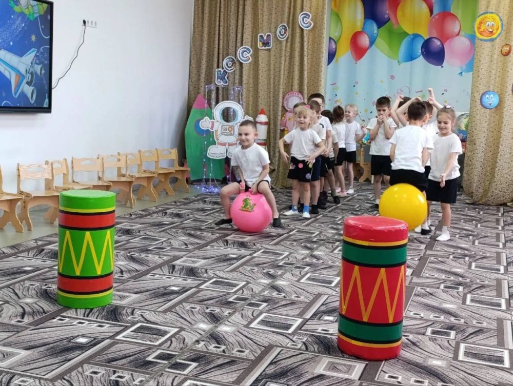 В Ялтинском детском саду «Красная шапочка», в преддверии дня Космонавтики подготовили для ребят старшей и подготовительной группы спортивное развлечение «Путешествие в открытый космос» В Ялтинском детском саду «Красная шапочка», в преддверии дня Космонавтики подготовили для ребят старшей и подготовительной группы спортивное развлечение «Путешествие в открытый космос»