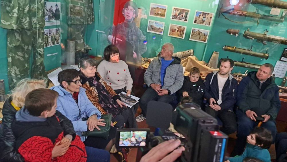 В Харцызске прошла выставка в память о погибших земляках В Харцызске прошла выставка в память о погибших земляках