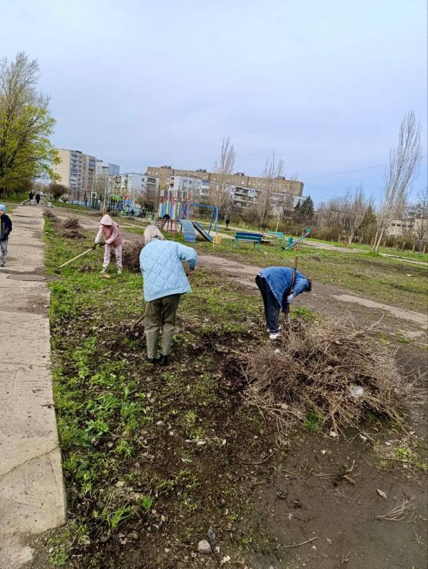 Сегодня, 12 апреля 2025 года, в Зугрэсе был проведен общегородской субботник, к которому присоединились предприятия, учреждения и организации города Сегодня, 12 апреля 2025 года, в Зугрэсе был проведен общегородской субботник, к которому присоединились предприятия, учреждения и организации города