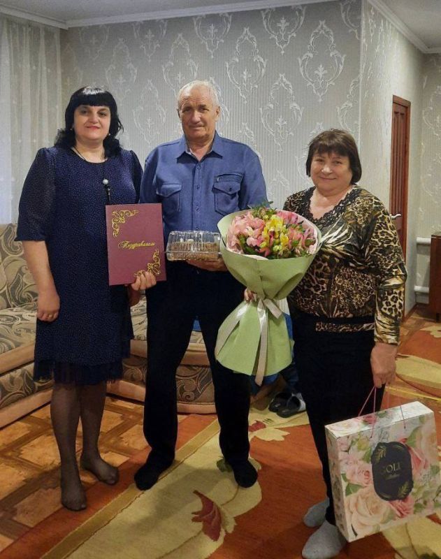 Чествование юбиляров семейной жизни в Мангушском муниципальном округе стало одним из множества мероприятий проекта «Крепкая семья» Всероссийской политической партии «Единая Россия» Чествование юбиляров семейной жизни в Мангушском муниципальном округе стало одним из множества мероприятий проекта «Крепкая семья» Всероссийской политической партии «Единая Россия»