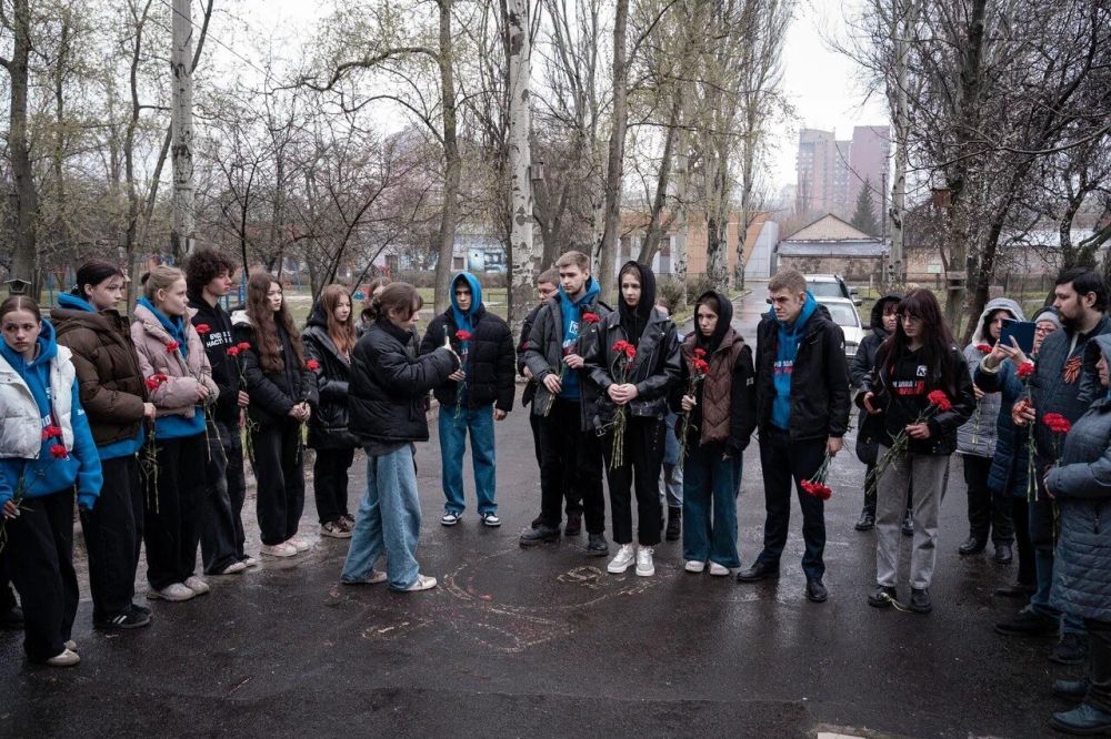 Молодежь почтила память первого погибшего в ДНР волонтера Рубена Аванесяна Молодежь почтила память первого погибшего в ДНР волонтера Рубена Аванесяна