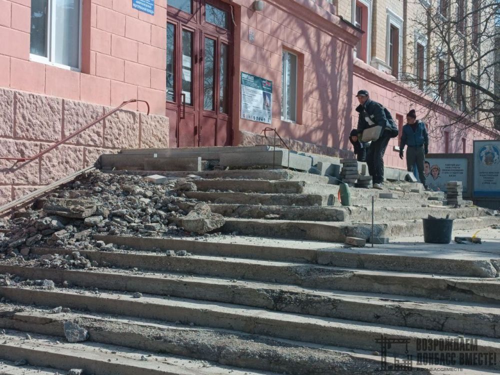 Амурская область приступила к ремонту крыльца Амвросиевского индустриального колледжа Амурская область приступила к ремонту крыльца Амвросиевского индустриального колледжа