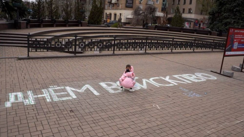 Ко Дню противовоздушной обороны в центре Донецка прошла выставка сбитых вражеских ракет Ко Дню противовоздушной обороны в центре Донецка прошла выставка сбитых вражеских ракет