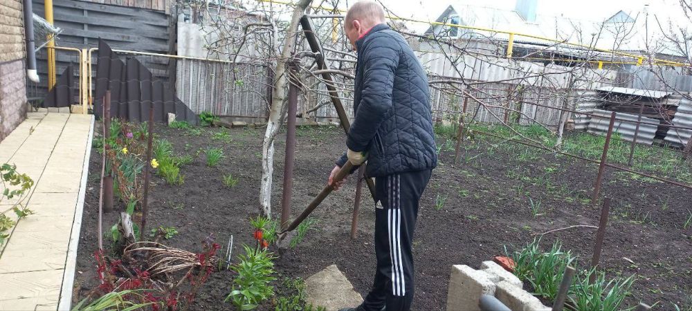 Сегодня, 13 апреля, жители переулка Саксаганского вышли на субботник Сегодня, 13 апреля, жители переулка Саксаганского вышли на субботник
