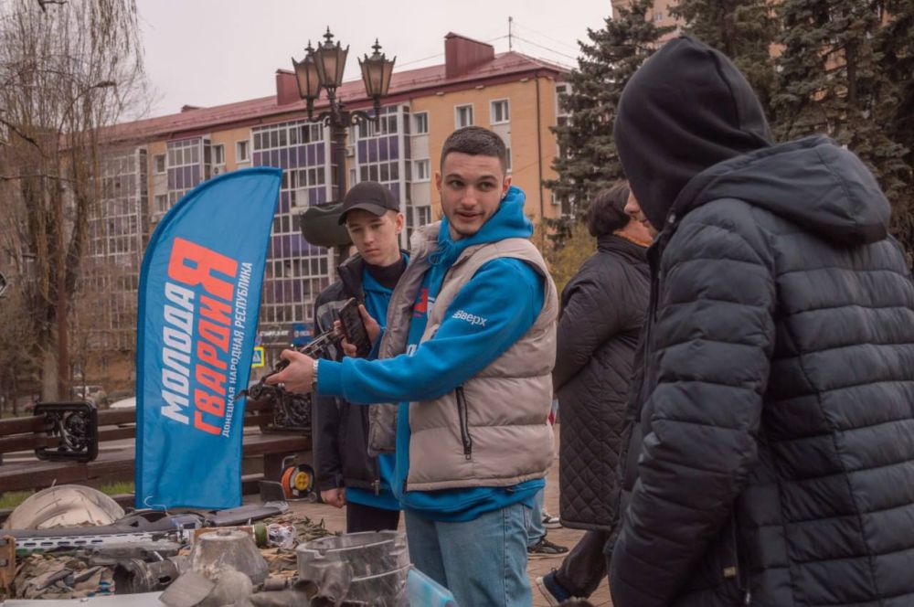 Ко Дню противовоздушной обороны в центре Донецка прошла выставка сбитых вражеских ракет Ко Дню противовоздушной обороны в центре Донецка прошла выставка сбитых вражеских ракет
