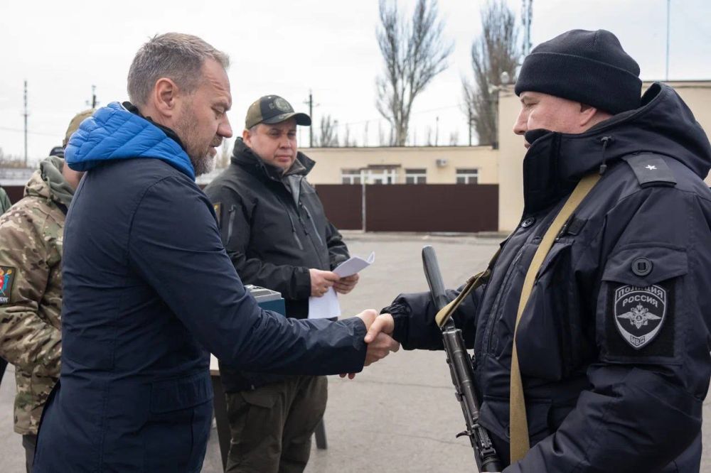 Наши в Мариуполе Поблагодарили за труд петербургских специалистов и правоохранителей, которые помогают возрождать город-побратим Наши в Мариуполе Поблагодарили за труд петербургских специалистов и правоохранителей, которые помогают возрождать город-побратим