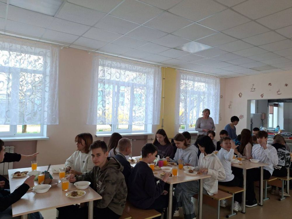 С 14 апреля 2025 года в общеобразовательных учреждениях города Ясиноватая организовано бесплатное горячее питание для учащихся 1-4 классов и льготной категории 5-11 классов С 14 апреля 2025 года в общеобразовательных учреждениях города Ясиноватая организовано бесплатное горячее питание для учащихся 1-4 классов и льготной категории 5-11 классов