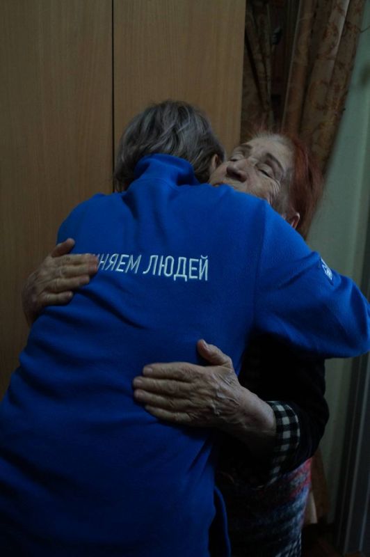 С добром в сердце. Активисты Движения Первых Иловайска продолжают участвовать в акции «Эстафета Добра» и на постоянной основе помогают пожилым людям города в доставке воды С добром в сердце. Активисты Движения Первых Иловайска продолжают участвовать в акции «Эстафета Добра» и на постоянной основе помогают пожилым людям города в доставке воды