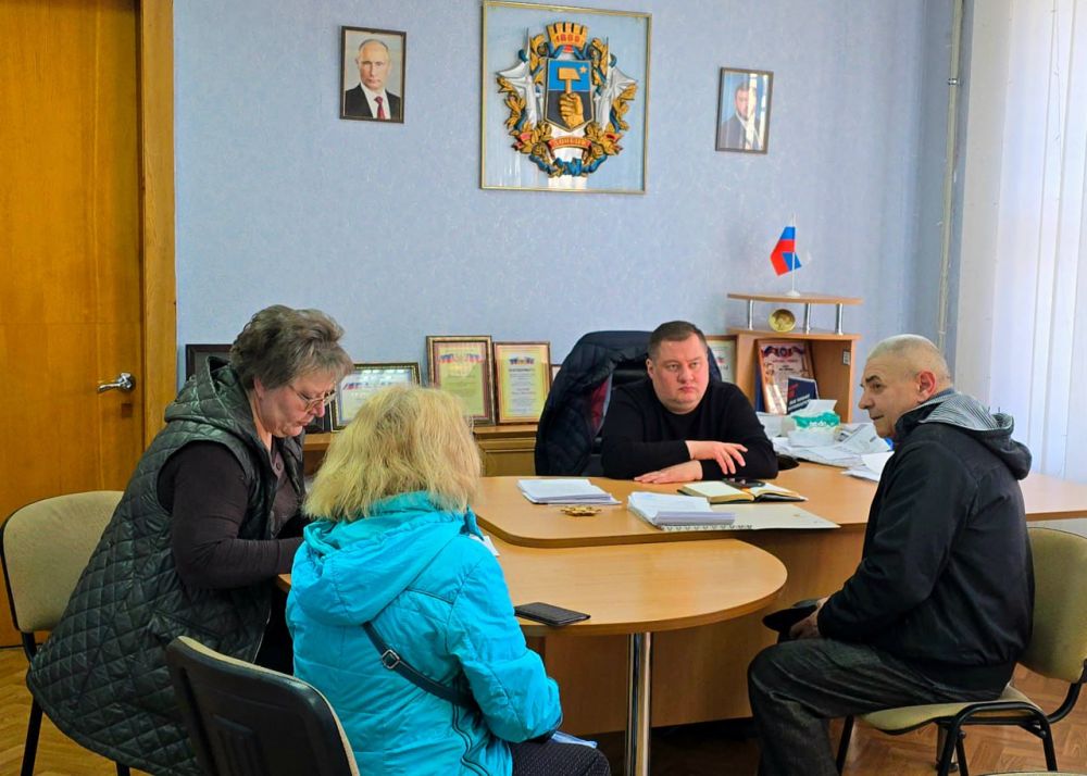В понедельник, 14 апреля, руководитель Управы Куйбышевского внутригородского района Администрации городского округа Донецк Иван Адамец провел прием граждан В понедельник, 14 апреля, руководитель Управы Куйбышевского внутригородского района Администрации городского округа Донецк Иван Адамец провел прием граждан