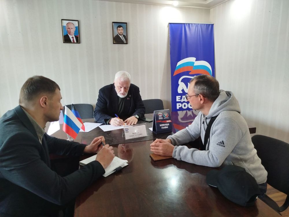 Состоялся прием граждан. Сегодня, 14 апреля, в общественной приёмной Партии «Единая Россия» города Тореза депутат Народного Совета ДНР Бедило Андрей Николаевич провел прием граждан Состоялся прием граждан. Сегодня, 14 апреля, в общественной приёмной Партии «Единая Россия» города Тореза депутат Народного Совета ДНР Бедило Андрей Николаевич провел прием граждан