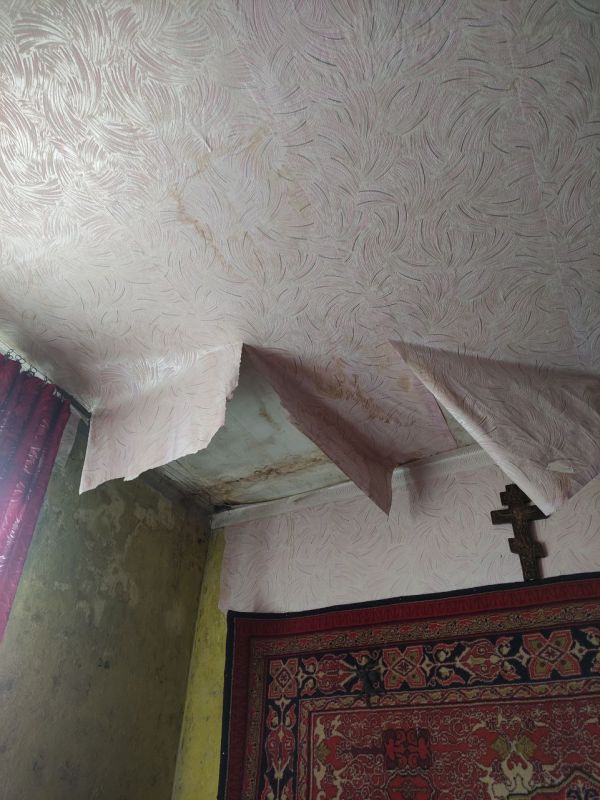 Депутат Дебальцевского городского совета Донецкой Народной Республики Андрей Ермолаев, согласно партийному проекту "УПРАВДОМ", в рамках реагирования на обращения граждан провел обследование течи кровли в многоквартирном... Депутат Дебальцевского городского совета Донецкой Народной Республики Андрей Ермолаев, согласно партийному проекту "УПРАВДОМ", в рамках реагирования на обращения граждан провел обследование течи кровли в многоквартирном...