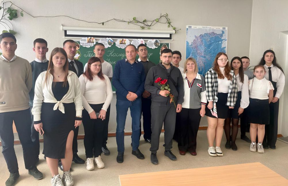 Ветеран-защитник Донбасса пообщался с юными патриотами Ветеран-защитник Донбасса пообщался с юными патриотами