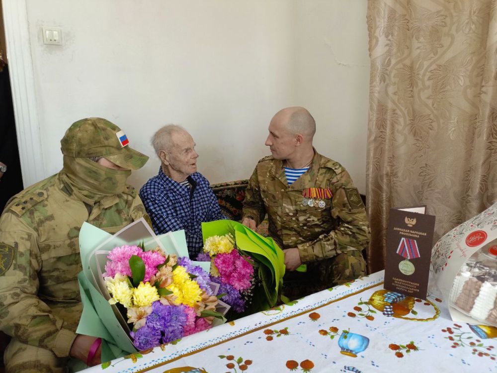 Александр Шатов: В Шахтерском округе поздравили ветерана войны и труда со 107-летием Александр Шатов: В Шахтерском округе поздравили ветерана войны и труда со 107-летием