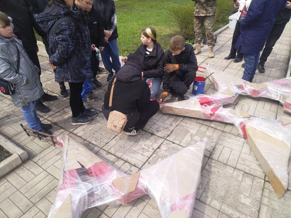 Южноуральцы доставили звезды памяти ополченцам Урала и Донбасса в Макеевку Южноуральцы доставили звезды памяти ополченцам Урала и Донбасса в Макеевку