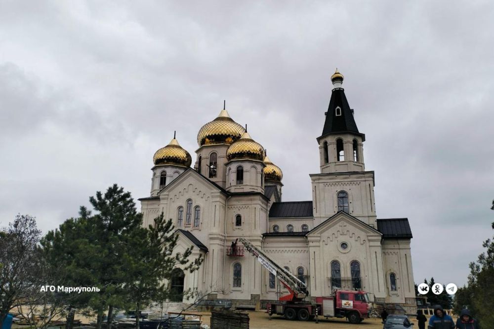 Свято-Михайловский собор украсили новые купола Свято-Михайловский собор украсили новые купола