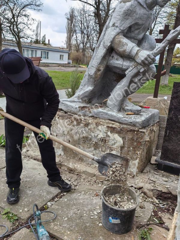 Алексей Кулемзин: В Донецке, в преддверии 80-й годовщины Победы, активно приводят в порядок памятники и братские могилы, напоминающие о событиях Великой Отечественной войны Алексей Кулемзин: В Донецке, в преддверии 80-й годовщины Победы, активно приводят в порядок памятники и братские могилы, напоминающие о событиях Великой Отечественной войны