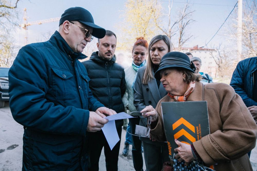 Олег Моргун: Встретился с жителями многоквартирного дома по улице Бахчиванджи, 15. Вместе с профильными специалистами ответили на жилищные вопросы горожан Олег Моргун: Встретился с жителями многоквартирного дома по улице Бахчиванджи, 15. Вместе с профильными специалистами ответили на жилищные вопросы горожан