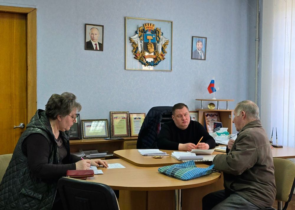 В понедельник, 14 апреля, руководитель Управы Куйбышевского внутригородского района Администрации городского округа Донецк Иван Адамец провел прием граждан В понедельник, 14 апреля, руководитель Управы Куйбышевского внутригородского района Администрации городского округа Донецк Иван Адамец провел прием граждан