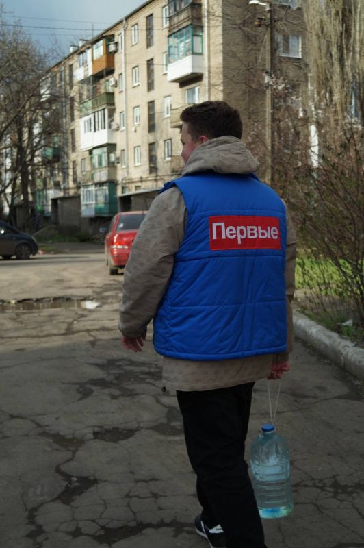 С добром в сердце. Активисты Движения Первых Иловайска продолжают участвовать в акции «Эстафета Добра» и на постоянной основе помогают пожилым людям города в доставке воды С добром в сердце. Активисты Движения Первых Иловайска продолжают участвовать в акции «Эстафета Добра» и на постоянной основе помогают пожилым людям города в доставке воды