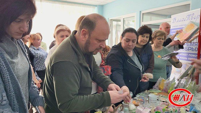 Сегодня, 15 апреля, работники центрального аппарата ФГУП «Железные дороги Новороссии» и Донецкого филиала ФГУП «ЖДН» приняли участие в ярмарке, организованной Благотворительным фондом «Время добрых» в помощь детям с... Сегодня, 15 апреля, работники центрального аппарата ФГУП «Железные дороги Новороссии» и Донецкого филиала ФГУП «ЖДН» приняли участие в ярмарке, организованной Благотворительным фондом «Время добрых» в помощь детям с...