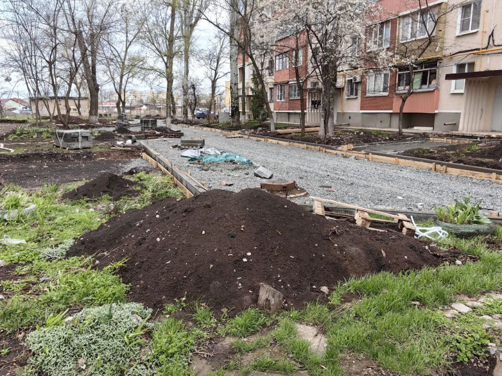 В разных частях города ведутся работы по благоустройству придомовых территорий В разных частях города ведутся работы по благоустройству придомовых территорий