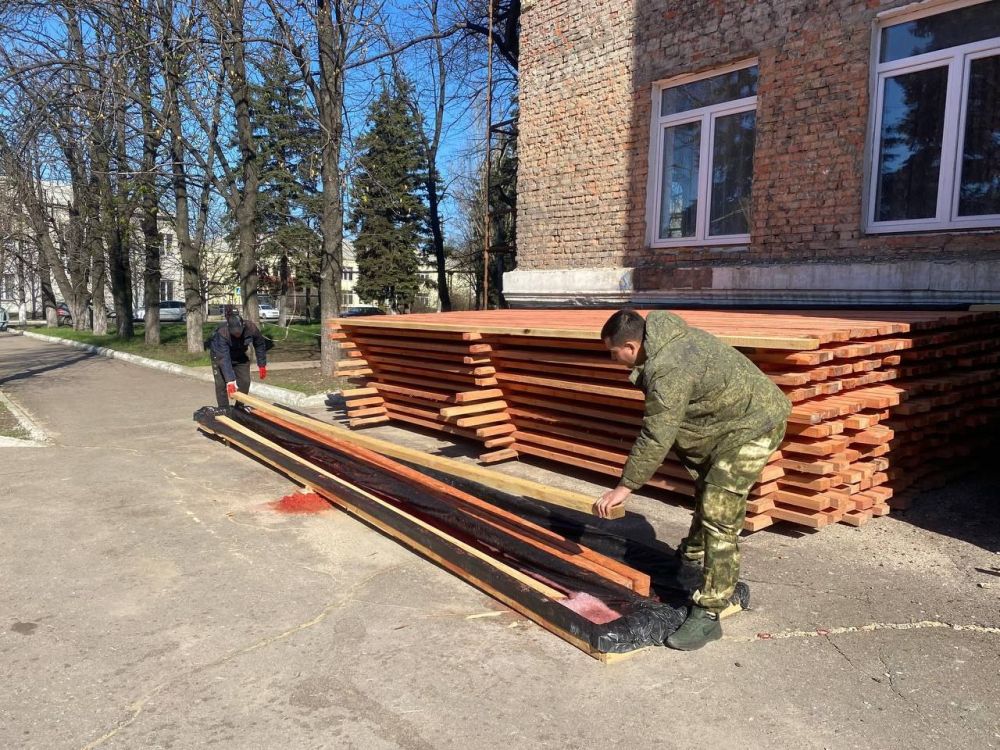 Во время посещения объекта МБУДО «Школа искусств» специалистами отдела капитального строительства установлено: ведётся обработка древесины антисептиком – один из этапов подготовки к выполнению кровельных работ Во время посещения объекта МБУДО «Школа искусств» специалистами отдела капитального строительства установлено: ведётся обработка древесины антисептиком – один из этапов подготовки к выполнению кровельных работ