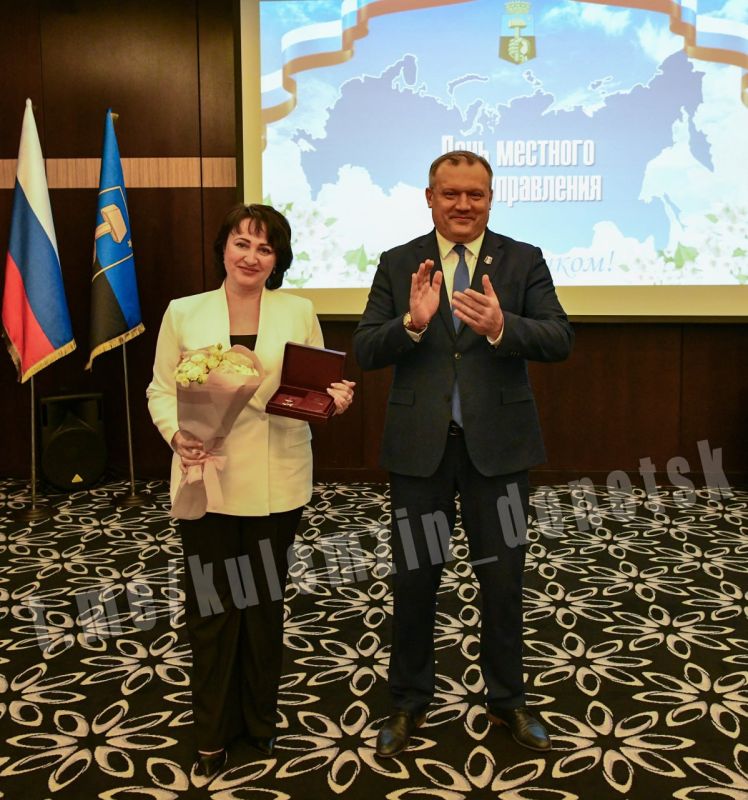Алексей Кулемзин: С наступающим праздником - Днём местного самоуправления поздравил всех сотрудников муниципалитета, депутатский корпус, представителей управ внутригородских районов, всех тех, кто ежедневно трудится на благо... Алексей Кулемзин: С наступающим праздником - Днём местного самоуправления поздравил всех сотрудников муниципалитета, депутатский корпус, представителей управ внутригородских районов, всех тех, кто ежедневно трудится на благо...
